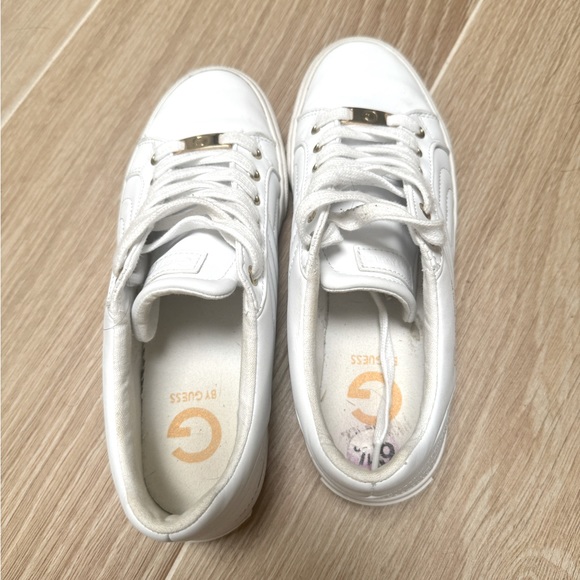 Guess white leather sneakers size 6.5- lightly worn - Picture 4 of 5